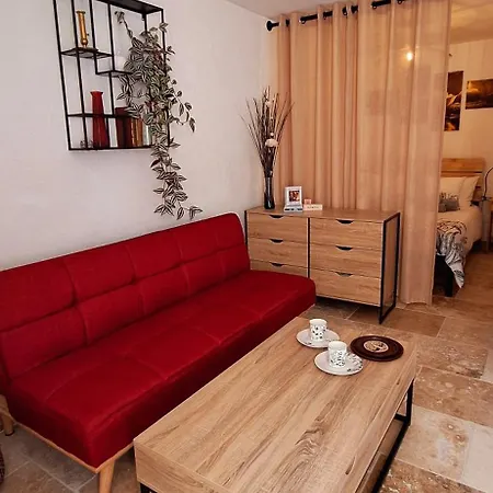 Les Sur La Colline - 21 M2 With Shared Pool Montignac-de-Lauzun